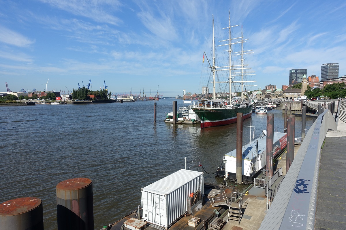 Hamburg am 9.8.2022: Blick elbabwärts von der Jan-Fedder-Promenade auf die Überseebrücke mit der RICKMER RICKMERS und die Landungsbrücken /