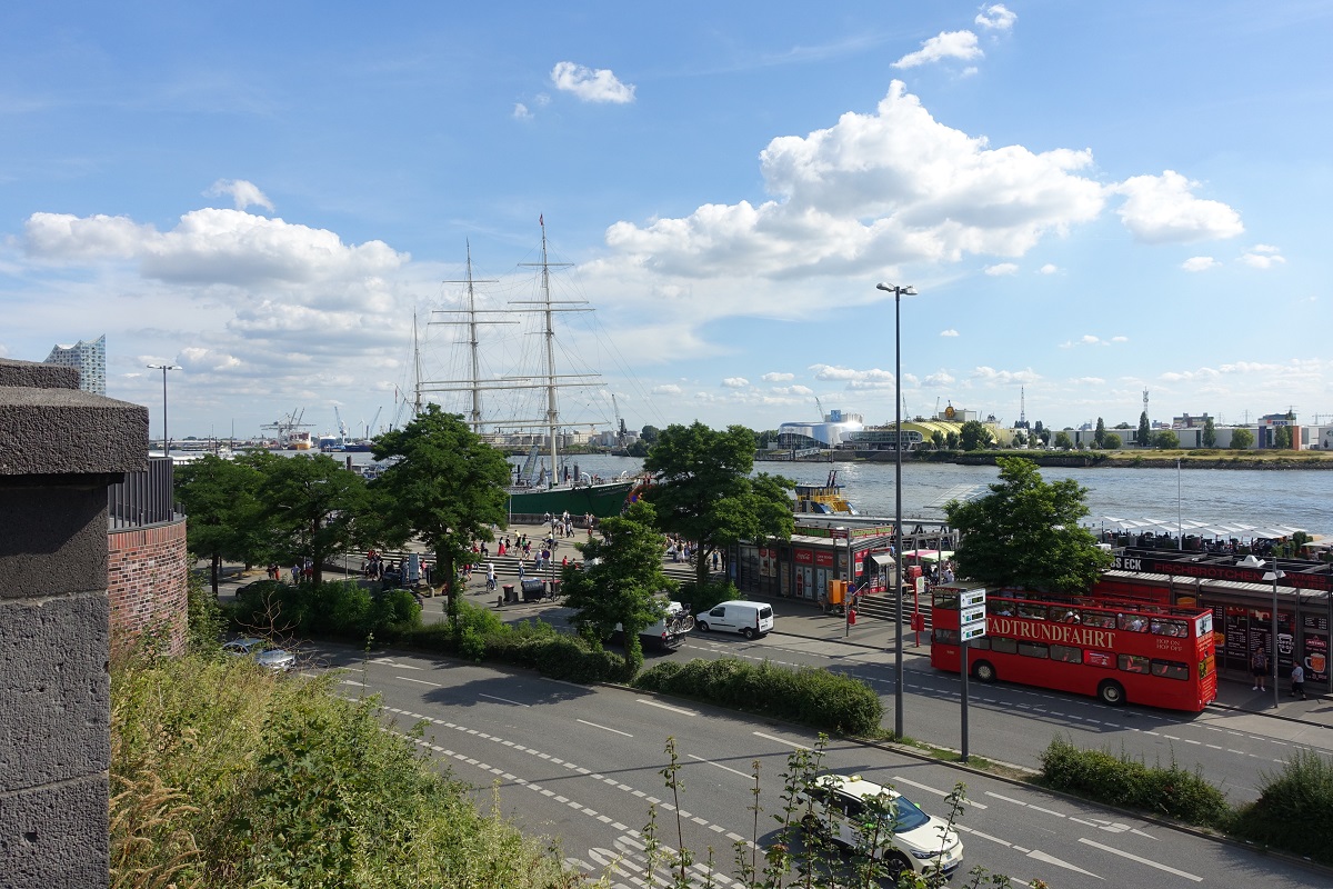 Hamburg am 9.8.2022: Blick vom U-Bahnhof auf die Landungsbrücken /