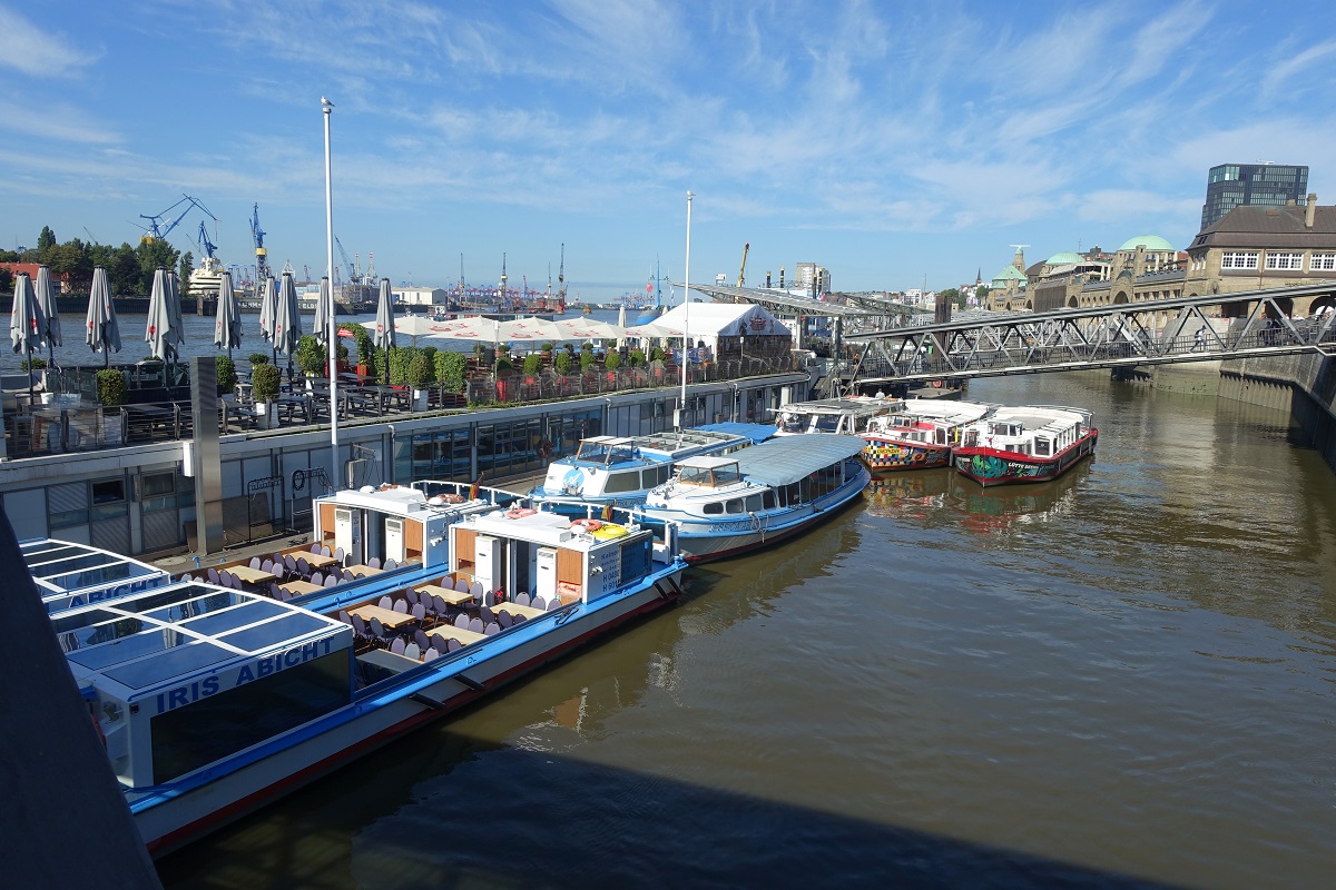 Hamburg am 9.8.2022: Landungsbrücken Achterkante mit einigen Barkassenliegeplätzen /