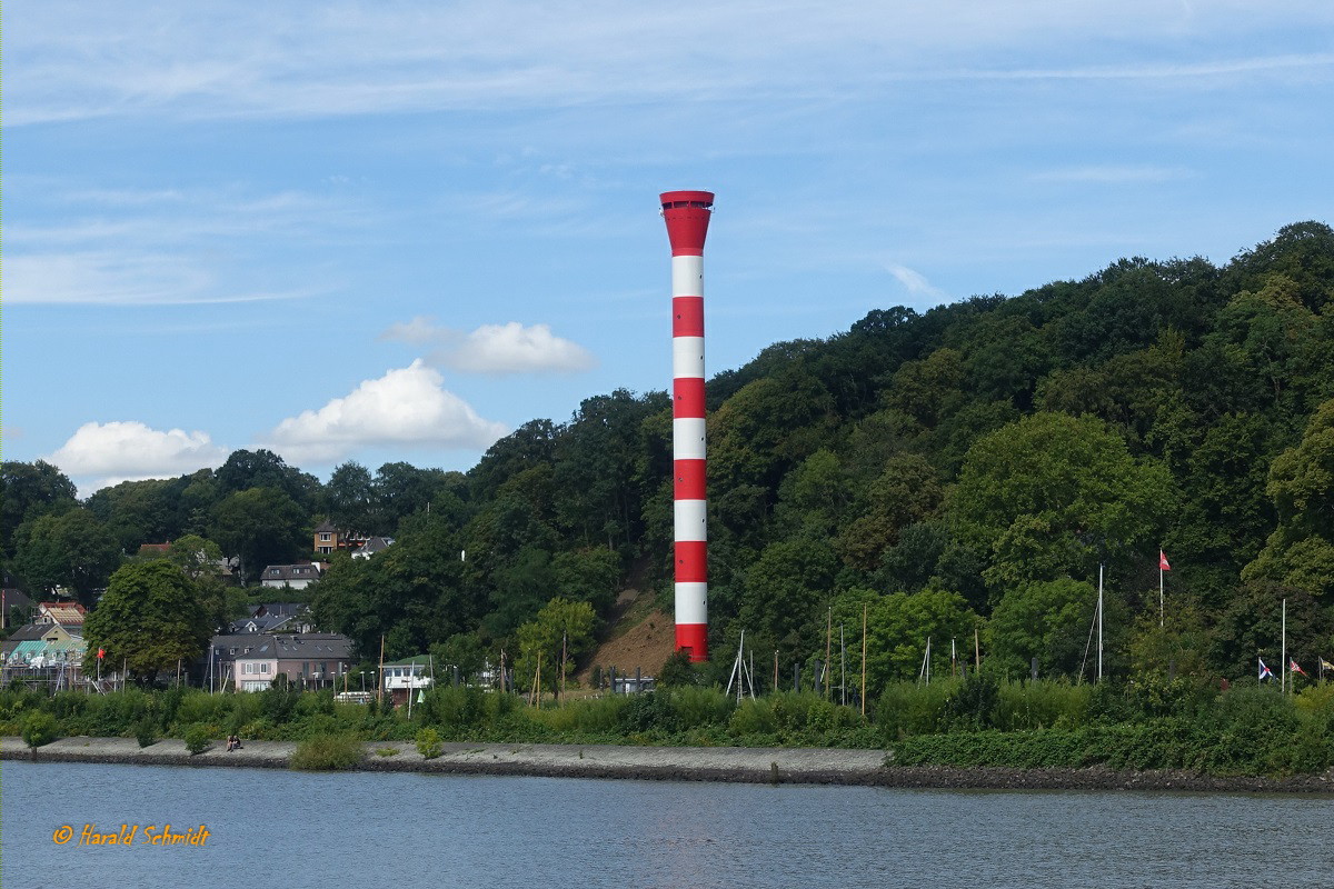 Hamburg am 9.8.2022: Leuchtturm Oberfeuer Blankenese ergibt mit dem Unterfeuer die Richtfeuerlinie,  Inbetriebnahme  26.10.2020, dieses Feuer wurde durch die Fahrrinnenanpassung der Elbe nötig, Richtfeuer für elbaufwärts fahrende Schiffe, Feuerträgerhöhe 60 m, Feuerhöhe 62 m /