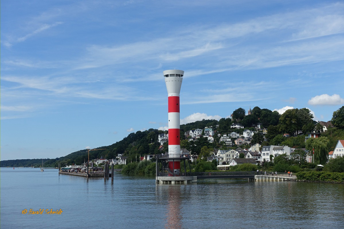 Hamburg am 9.8.2022: Leuchtturm Unterfeuer Blankenese ergibt mit dem Oberfeuer die Richtfeuerlinie,  Inbetriebnahme  26.10.2020, dieses Feuer wurde durch die Fahrrinnenanpassung der Elbe nötig, Richtfeuer für elbaufwärts fahrende Schiffe, Feuerträgerhöhe 33 m Feuerhöhe 32 m /