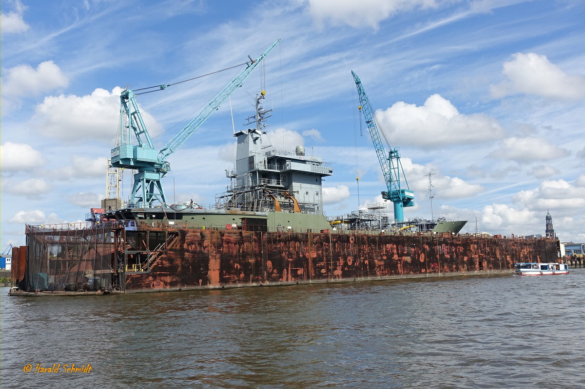 Hamburg am 9.8.2022: Lürssen/Norderwerft Dock 3 im Reiherstieg mit FGS WERRA, A514, Klasse 404 (Elbe Klasse)  / 