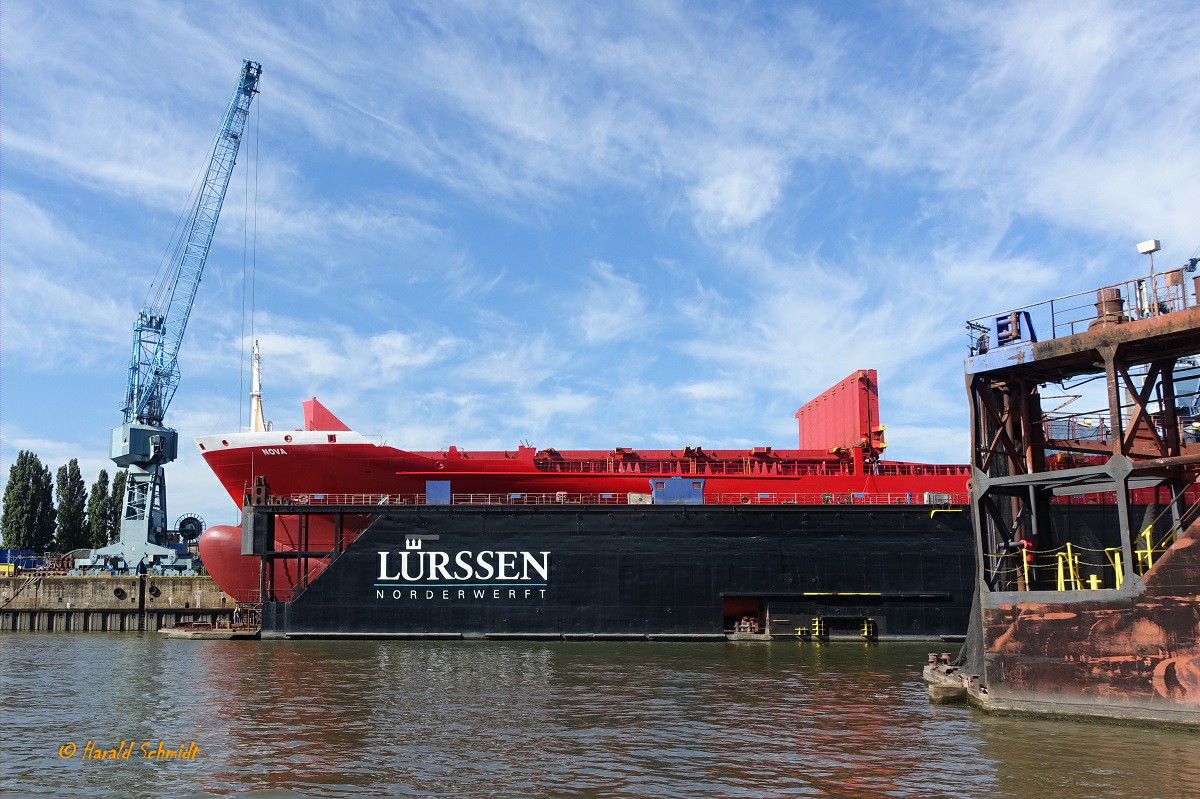 Hamburg am 9.8.2022: Teilansicht des Docks 1 der Lürssen/Norderwerft im Reiherstieg,  mit eingedocktem Feederschiff NOVA,  (Dock 1: L=164 m, B = 28 m, Seitenkastenhöhe 15,2 m, Tragfähigkeit 12.500 t)  / 