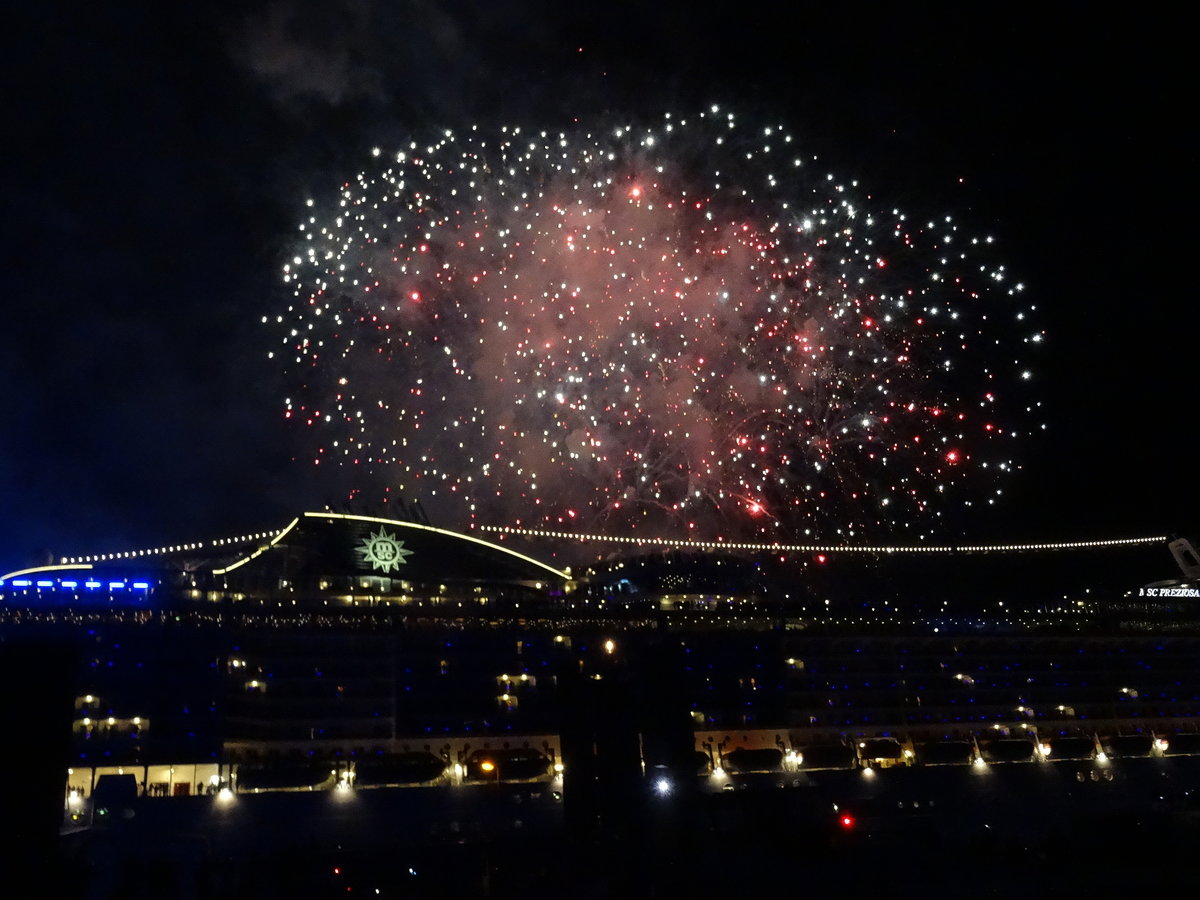 Hamburg am 9.9.2017, Auslaufparade Cruise/Blue Days, Elbe Höhe Überseebrücke /
Abschieds- Feuerwerk für die MSC PREZIOSA (Foto mit freundlicher Genehmigung von Udo Heineken)
