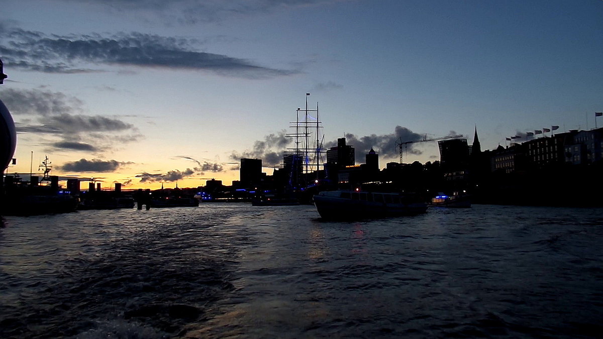 Hamburg am 9.9.2017, Auslaufparade Cruise/Blue Days, Blick vom Sportboothafen elbabwärts  /