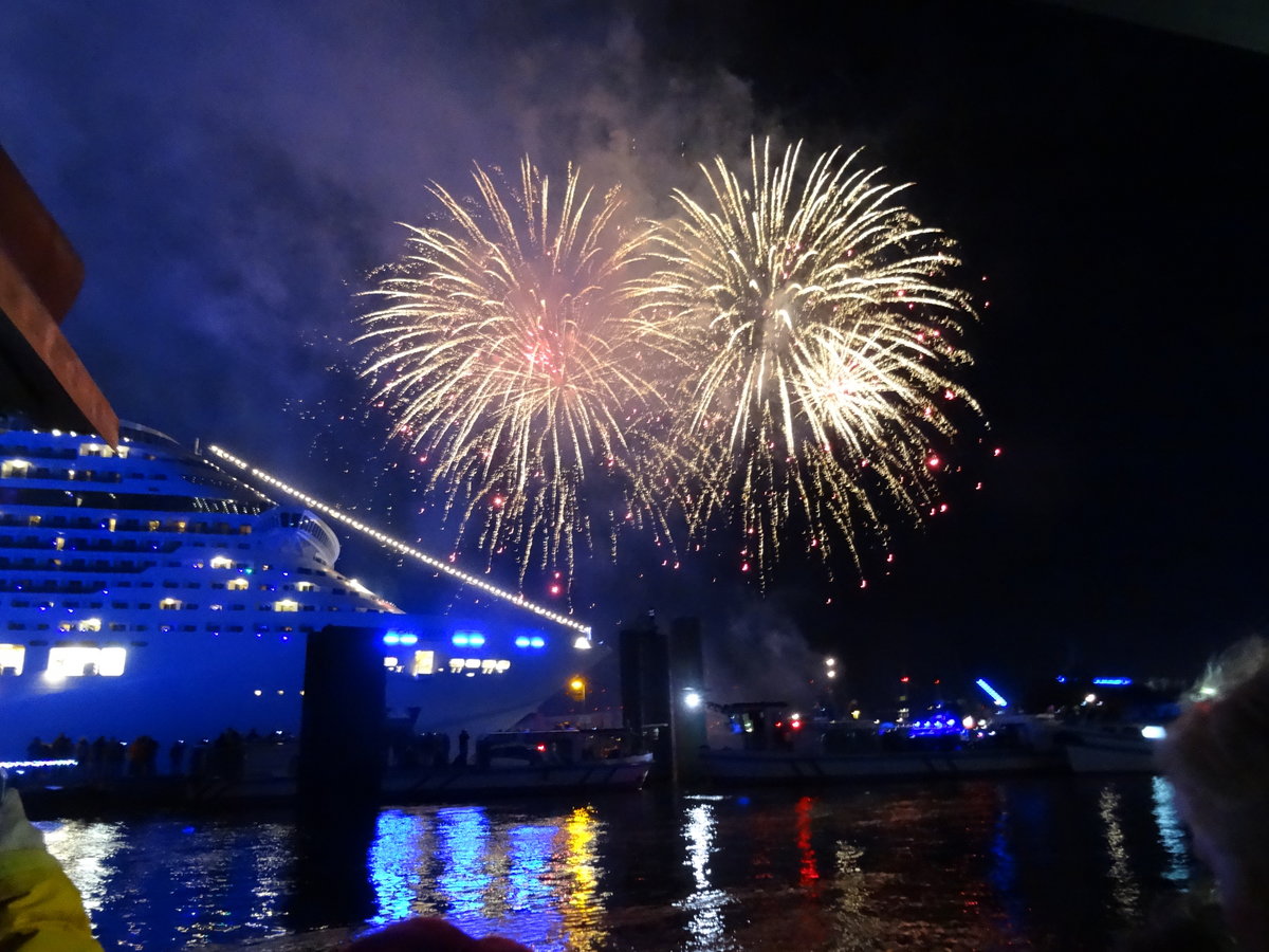 Hamburg am 9.9.2017, Auslaufparade Cruise/Blue Days, Elbe Höhe Überseebrücke /
Abschieds- Feuerwerk für die MSC PREZIOSA (Foto mit freundlicher Genehmigung von Udo Heineken)
