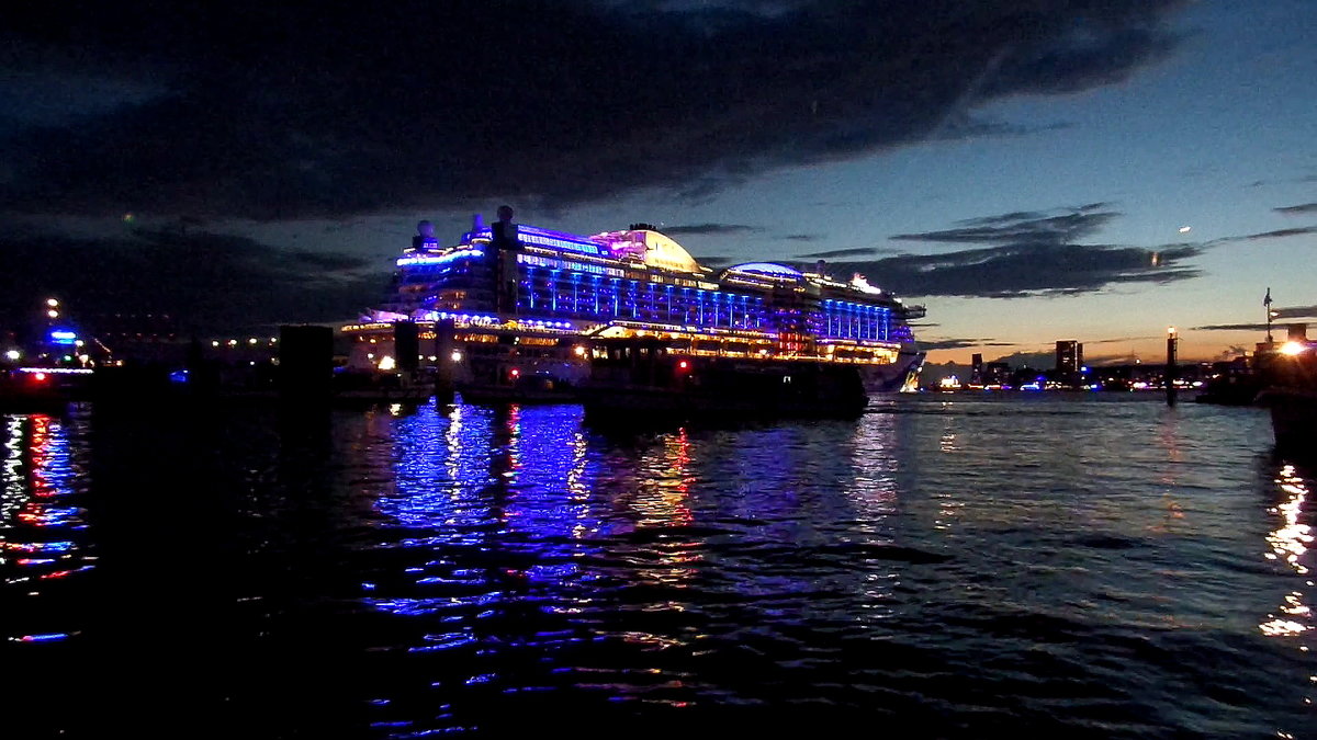 Hamburg am 9.9.2017, Auslaufparade Cruise/Blue Days, Elbe Höhe Überseebrücke mit der  AIDAprima  /