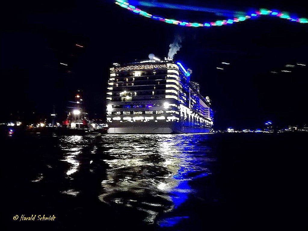 Hamburg am 9.9.2017, Auslaufparade Cruise/Blue Days, Elbe Höhe Altona Fischmarkt / Heckansicht der MSC PREZIOSA mit einem Assistenzschlepper zum Verholen an das Cruise Center Steinwerder /