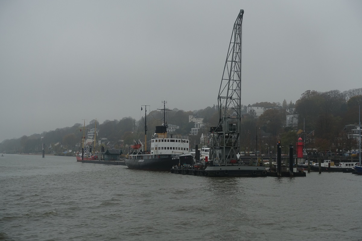 Hamburg am nebligen und trüben 11.11.2020 (Karnevalsanfang): Museumshafen Övelgönne, im Nebel zu erkennen: Schwimmkran „HHLA I“, Eisbrecher STETTIN und Feuerschiff ELBE 3 