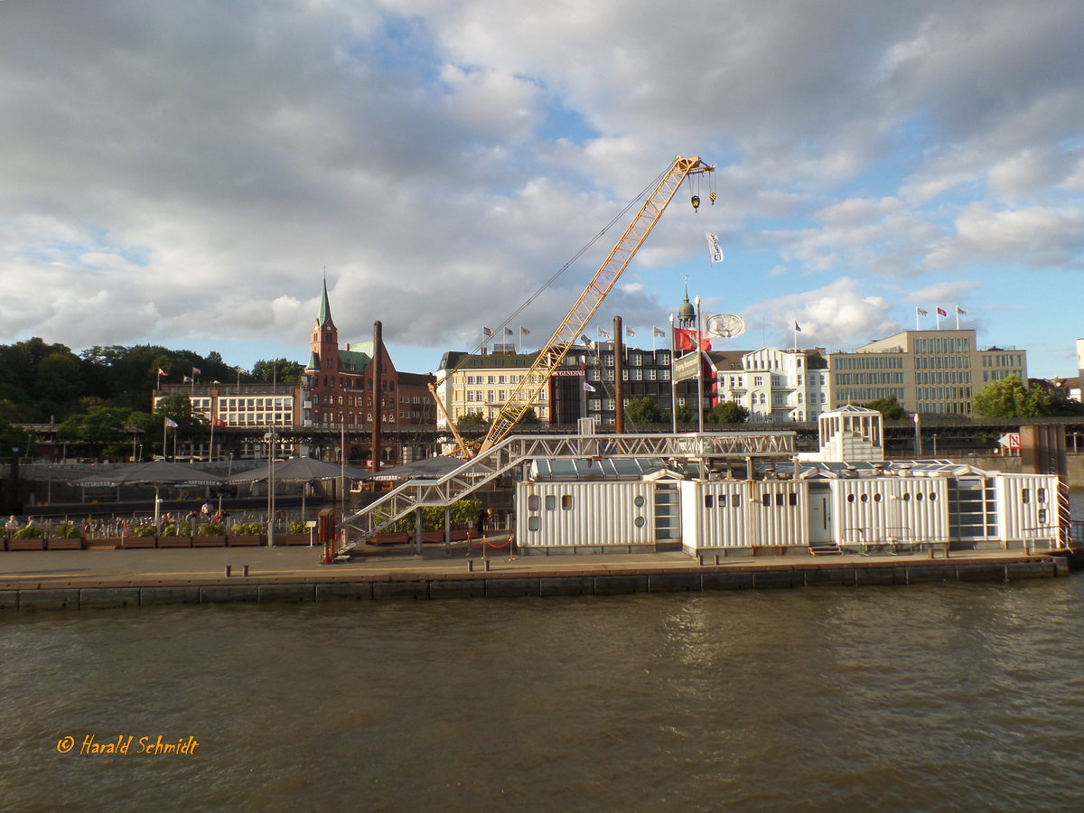 Hamburg am5.8.2016: Blick von der Elbe auf das östliche Ende der Landungsbrücken, hier liegt normalerweise die RICKMER RICKMERS, so ist der Blick frei auf die Häuserzeile an der Straße Vorsetzen, links die Schwedische Seemannskirche  /