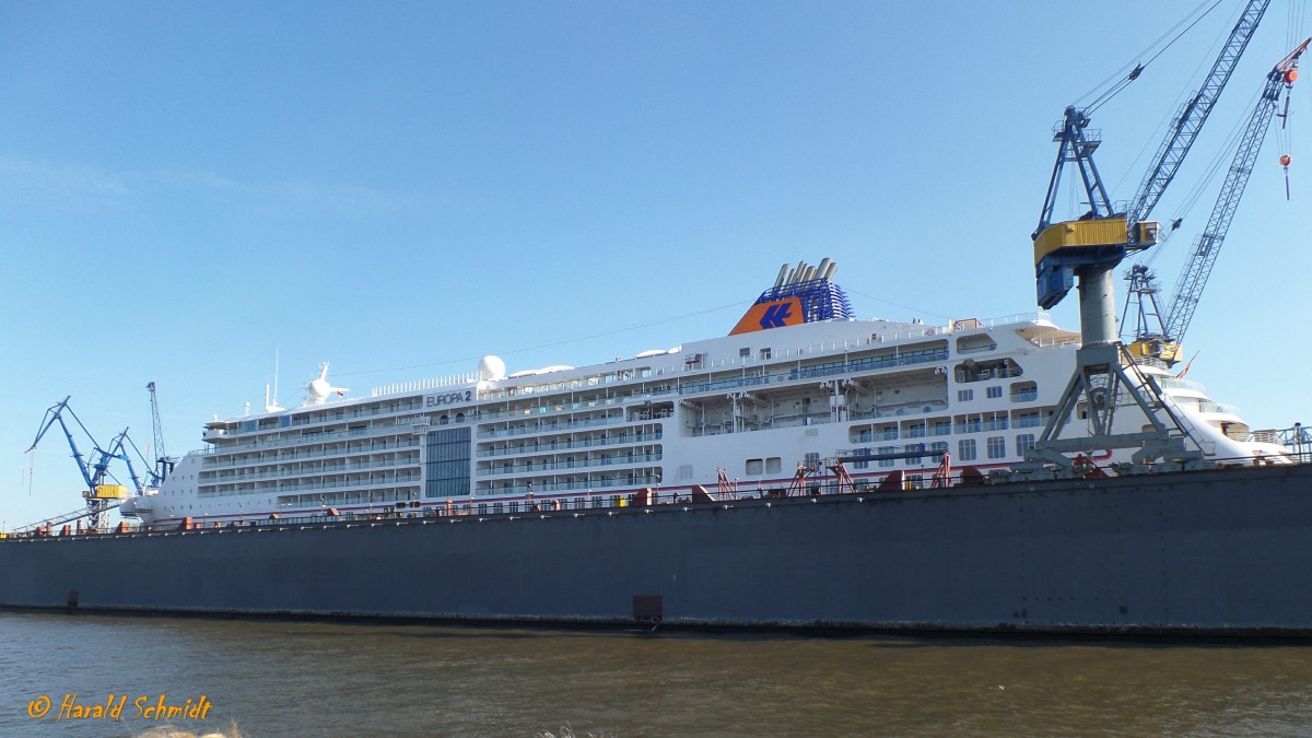Hamburg, Blohm + Voss Dock 10 am 19.4.2015, die  EUROPA 2 im Schwimmdock /