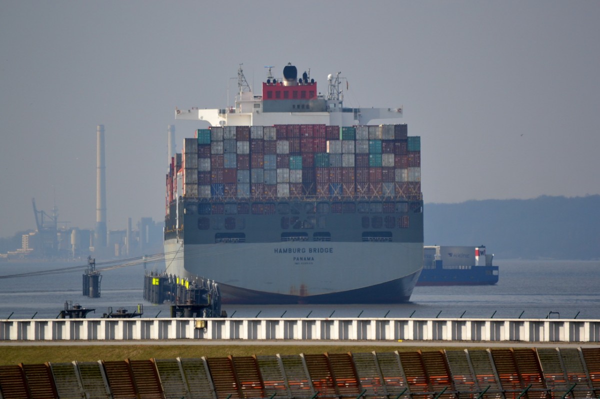 HAMBURG BRIDGE   Containerschiff  Finkenwerder-Airbuswerke   27.02.2014
336 x 45,80 m    8212 TEU