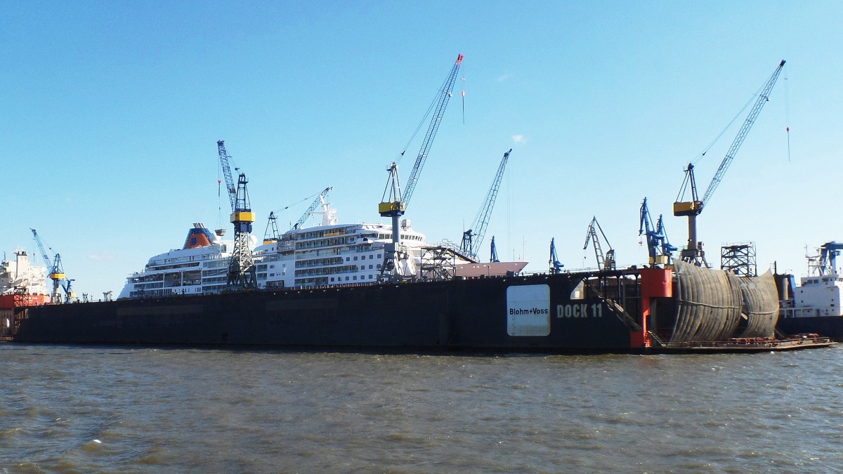 Hamburg, Elbe am 11.10.2015: Dock 11 (Schwimmdock)von Blohm + Voss mit der eingedockten EUROPA
