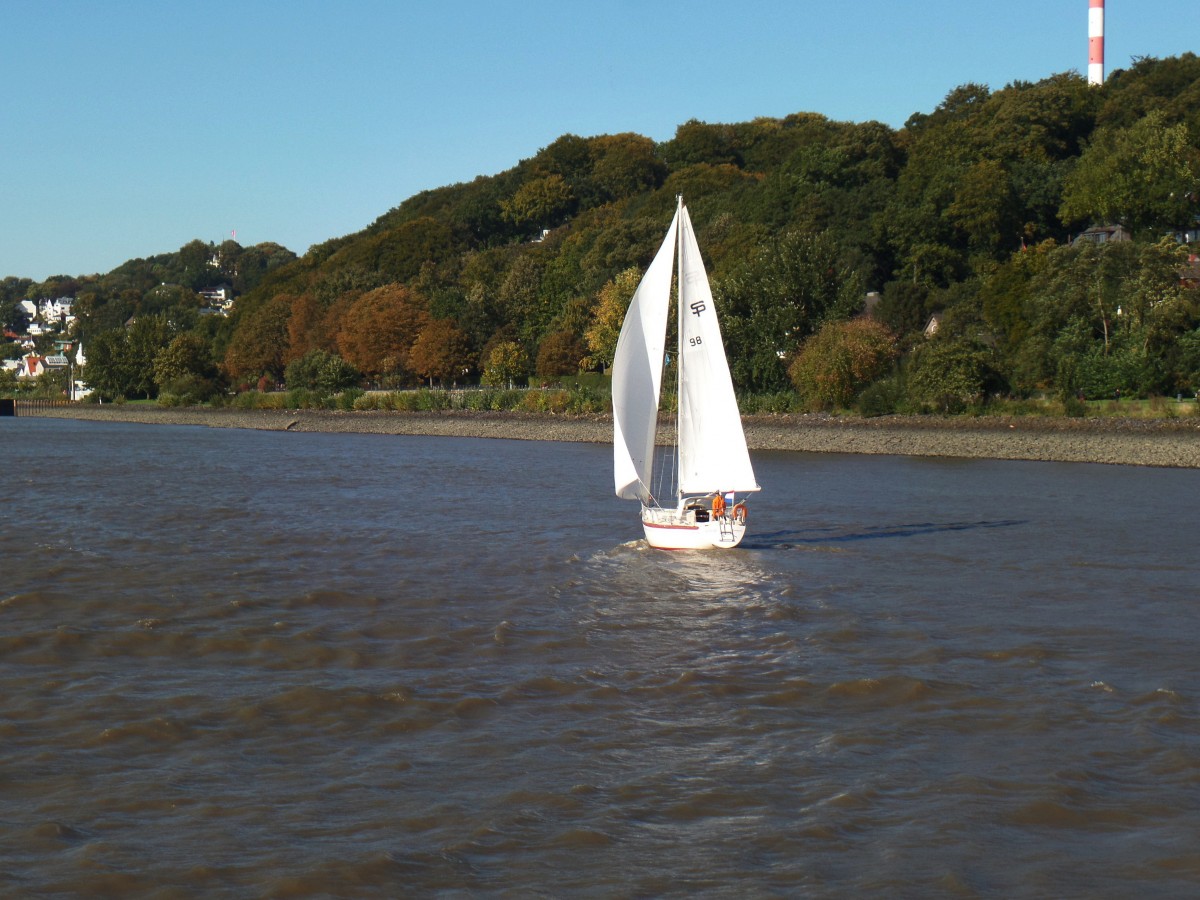 Hamburg, Elbe am 11.10.2015: Segler vor Blankenese
