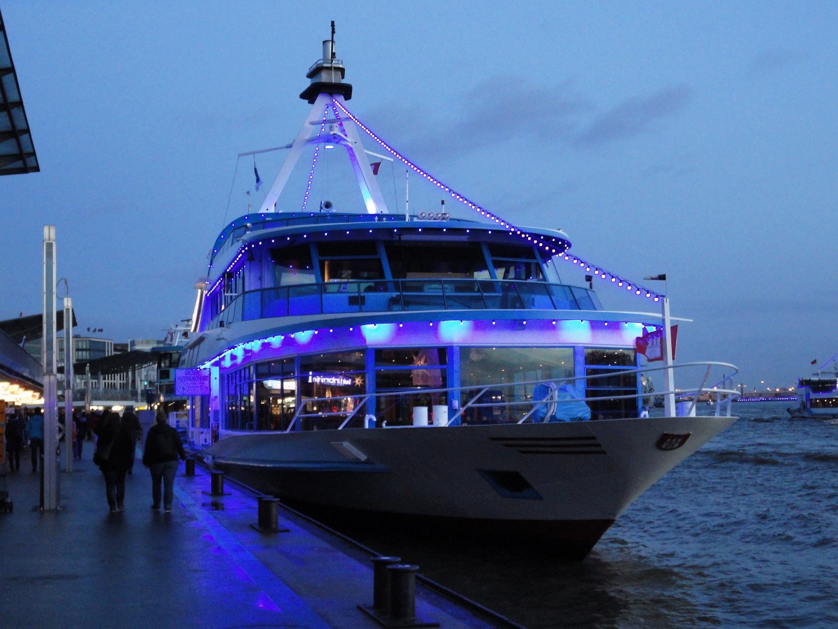 HAMBURG  (ENI 05803400) am  28.11.2015 in der blauen Stunde, Hamburg, Elbe an den Landungsbrücken /

Fluss-Fahrgastschiff / Lüa 55,50m, B 11,39m, Tg  1,6m / 2 x 314 KW, 427 PS, Antrieb: 2x  SRP 170 / 1995 bei Deutsche Binnenwerften GmbH, Tangermünde / Rainer Abicht Elbreederei Hamburg / Kap. 600 Pers.
