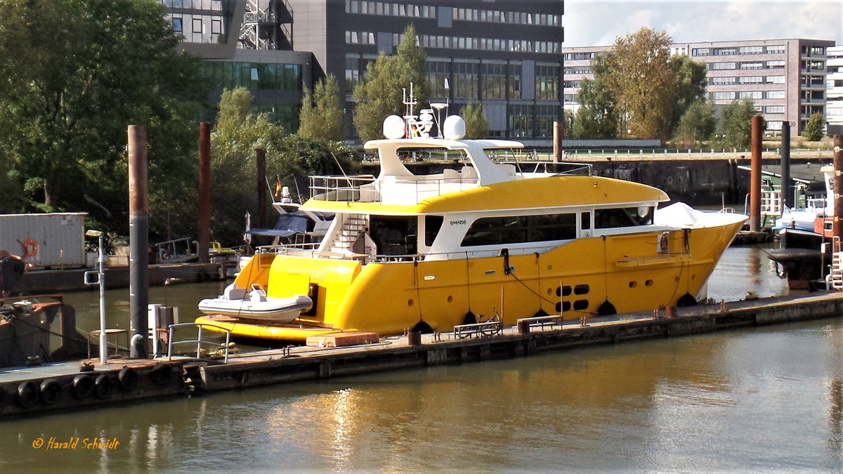 Hamburg-Finkenwerder im Steendiekkanal am 15.9.2017: unbekannte Motorjacht /