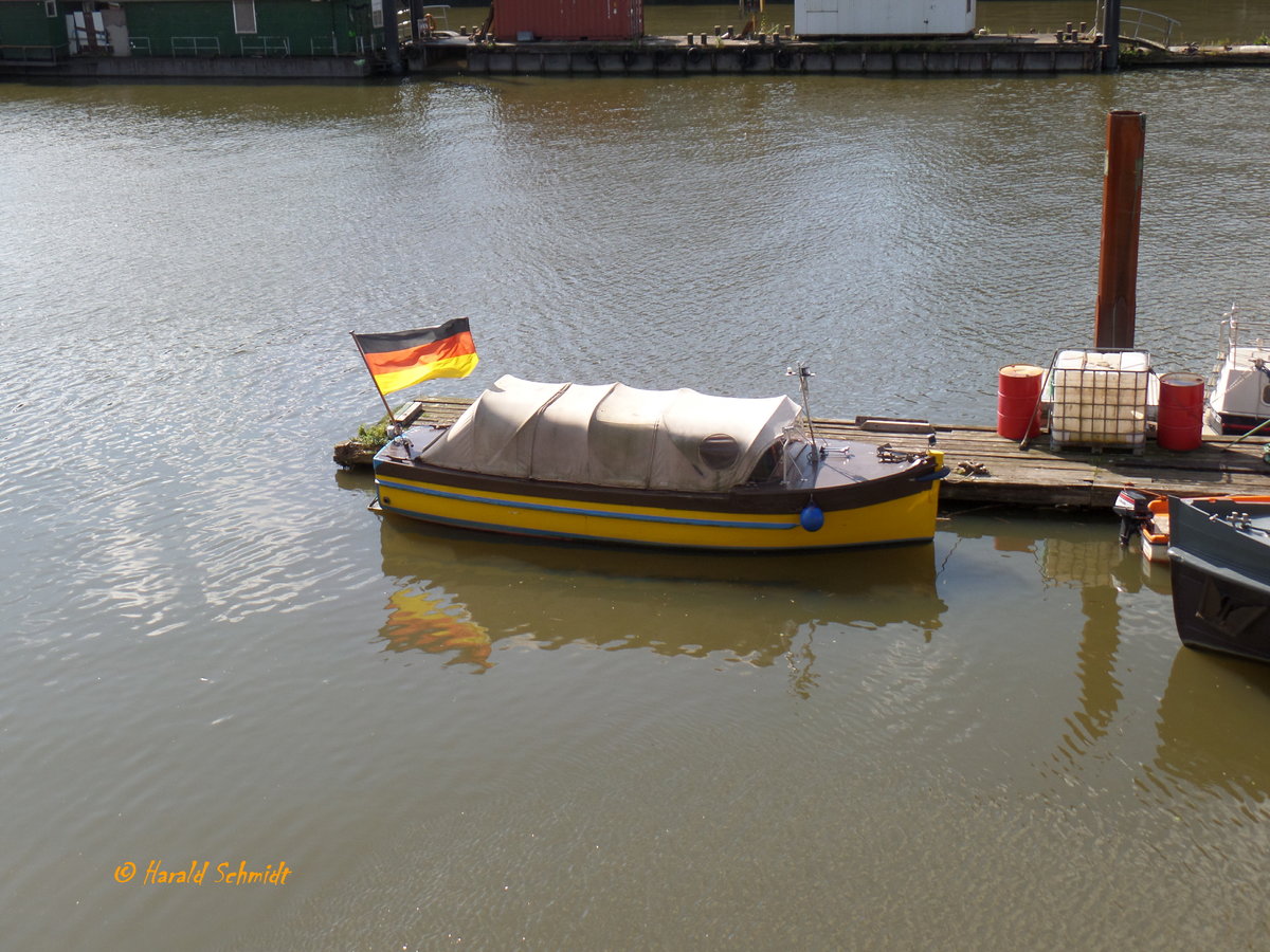 Hamburg-Finkenwerder im Steendiekkanal am 15.9.2017: unbekanntes Motorboot /