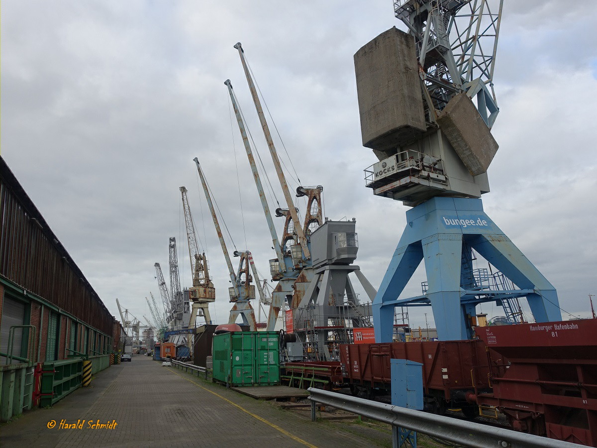 Hamburg-Hafen am 16.10.2021: Portalkräne in der Aufarbeitung am Bremer Kai für museale Zwecke  /