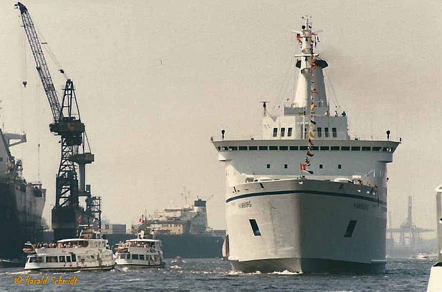 HAMBURG  (IMO 7400778) im Mai 1988, Hamburg einlaufend Höhe Landungsbrücken (scan vom Foto) /
Ro-Ro- Schiff / BRT 12752, / Lüa 156,42 m, B 23,98 m, Tg 6,65 m / 2 Stork-Werkspoor-Diesel, 24.000 PS, 22,5 kn / nach Umbauten: BRZ 19.292, 2 Sulzer Diesel 17.650 kW (24.000 PS) / gebaut 1976 bei Nobiskrug, Rendsburg  als KRONPRINS HARALD für Jahre Line, Sandefjord, Norwegen / 1987 an DFDS, neuer Name HAMBURG / 1997 umgetauft ADMIRAL OF SCANDINAVIA / 2002 CARIBBIAN EXPRESS / 2011 Abbruch in Alang / 
