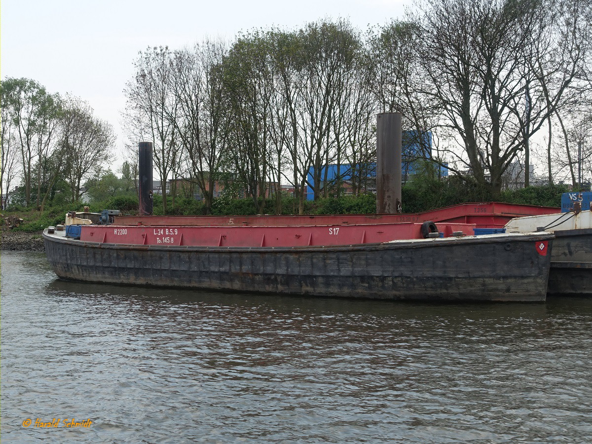 Hamburg im Klütjenfelder Hafen am 30.4.2019: Spitzschute H2200, Lüa 24 m, B 5,9 m, 145,8 t /