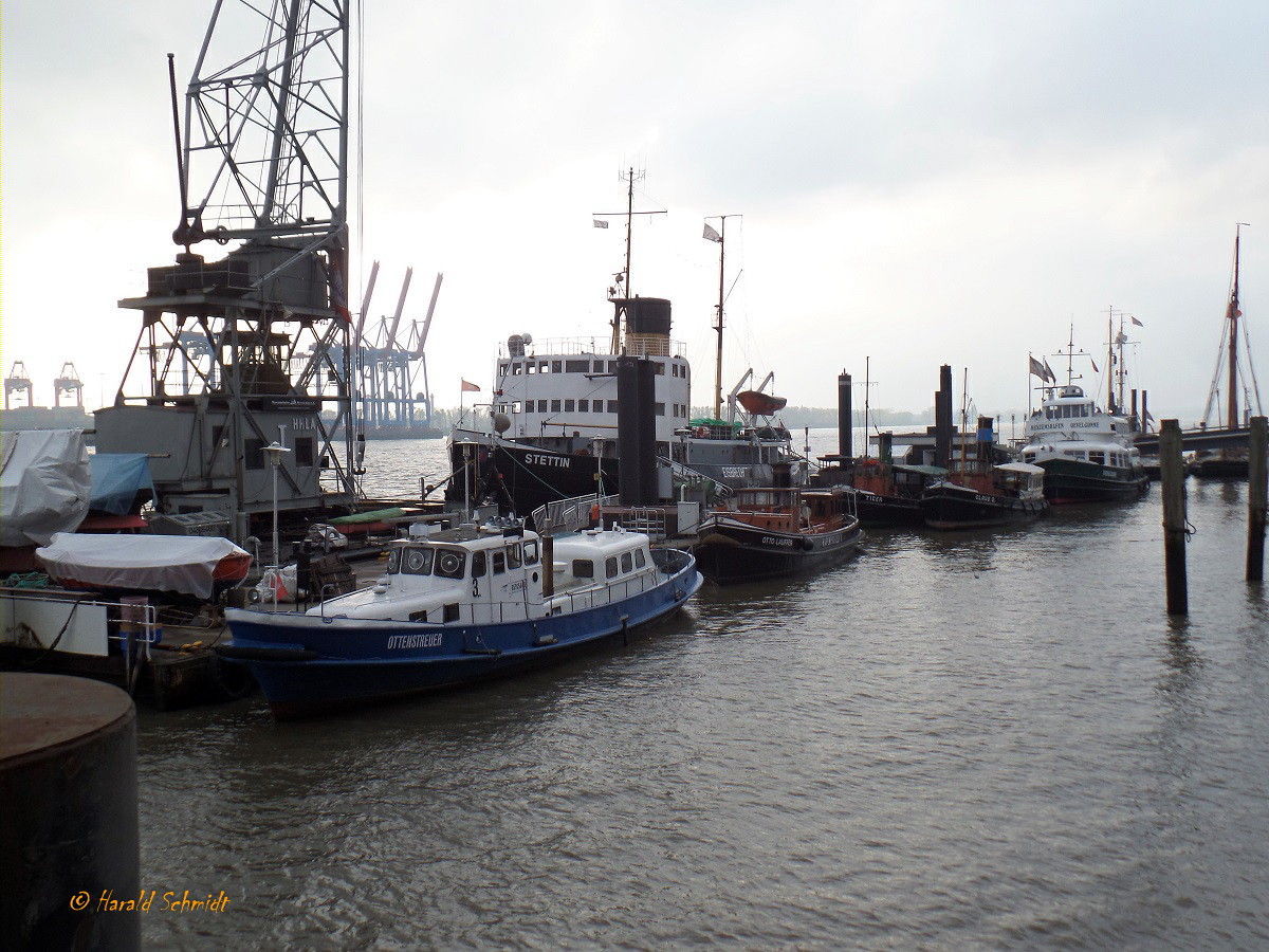 Hamburg Museumshafen Övelgönne am 9.11.2018: die Museumsfahrzeuge an der Innenkante OTTENSTREUER (ex Wasserschutzpolizei) Dampfschlepper OTTO LAUFFER, TIGER  und CLAUS D., dahinter die ex-HADAG-Fähre BERGEDORF; außen liegend der Schwimmkran HHLA I  und der Dampfeisbrecher STETTIN /