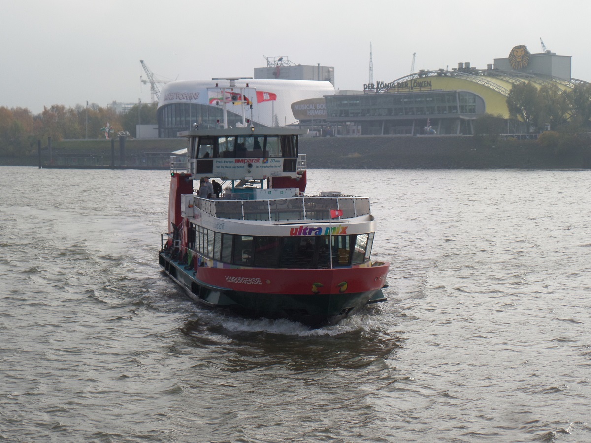 HAMBURGENSIE (ENI 04810920) am 9.11.2018, Hamburg im Morgennebel, Elbe, vor den Landungsbrücken /

Fährschiff Typ 2000 / HADAG / Lüa 29,92 m, B 8,26 m, Tg 1,7 m / 2 Diesel, Volvo Penta D 13-C, ges. 662 kW (900 PS), 2 Ruder-Propeller, SRP 200, 12 kn / max. 250 Pass., Sitzplätze Hauptdeck 124, Oberdeck 88 / 2013 bei SSB, Oortkaten, Hamburg / Fahrtgebiet: Binnenwasserstraßen bis zur Seegrenze / dieses Schiff wurde als 13. dieses Typs in Dienst gestellt /
