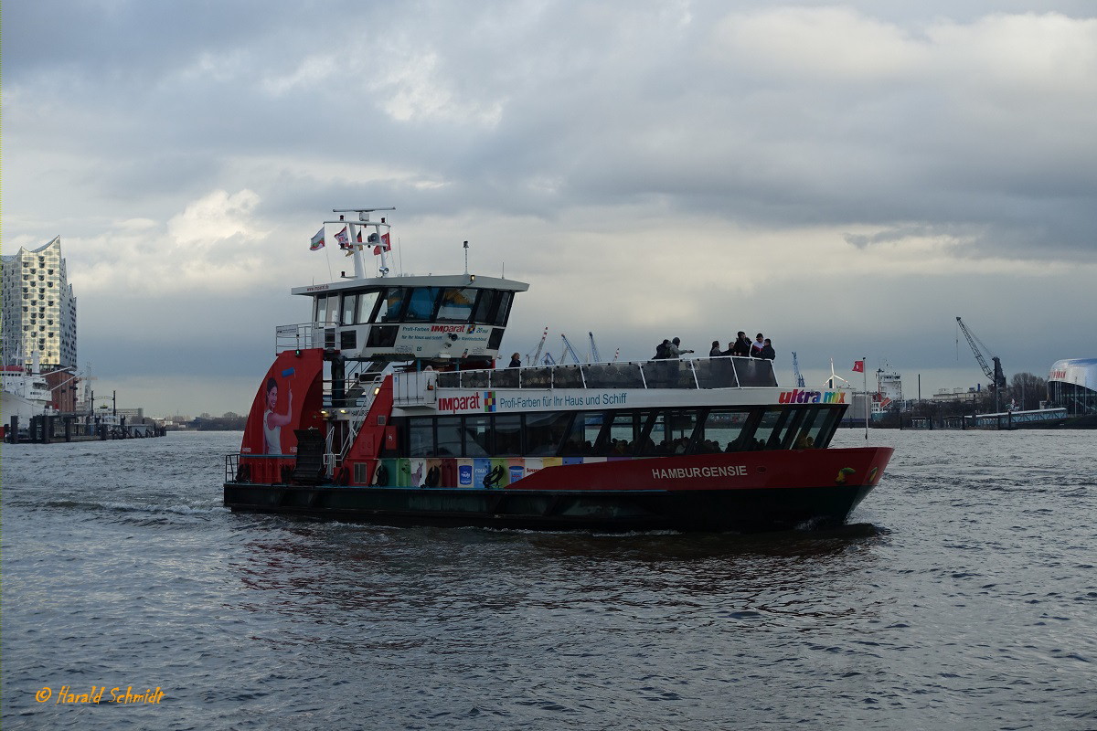 HAMBURGENSIE (ENI 04810920) am 9.3.2020, Hamburg, Elbe, vor den Landungsbrücken /


Fährschiff Typ 2000 / HADAG / Lüa 29,92 m, B 8,26 m, Tg 1,7 m / 2 Diesel, Volvo Penta D 13-C, ges. 662 kW (900 PS), 2 Ruder-Propeller, SRP 200, 12 kn / max. 250 Pass., Sitzplätze Hauptdeck 124, Oberdeck 88 / 2013 bei SSB, Oortkaten, Hamburg / Fahrtgebiet: Binnenwasserstraßen bis zur Seegrenze / dieses Schiff wurde als 13. dieses Typs in Dienst gestellt /
