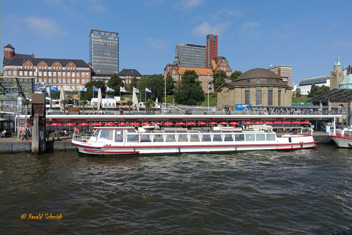 HAMBURGER DEERN (ENI 05111270) am 3.9.2021, Hamburg, Elbe an den Landungsbrücken /
Ex- Namen: WEGA, Ekensund  (1905-1918), ?? Flensburg (1918-1921), EMMY, Hamburg, (1921-1939), AMALIE, Hamburg  (1939-1969), KAISERMÜHLE II, Wittenbergen-Stör (1969-?), 1988/89 Umbau zum sinksicheren Fahrgastschiff bei Oelkers & Eichler, Hamburg  /
Fahrgastschiff / Lüa 34,5 m, B 4,7 m  / 1 Diesel, 320 PS / 120 Pass. / für 20 bis 120 Personen. 42 überdachte Freideckplätze /  gebaut 1905 bei Gebr. van Diepen, Waterhuizen, NL als 2-Mast Plattbodenschiff,  1926 motorisiert,  mehrfach verlängert und umgebaut / Eigner: Barkassen Meyer, Hamburg /
