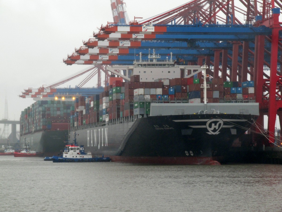 Hanjin Europe (IMO 9502908 , 366 x 48,20m , Tg. 15,50m , 13102 TEU , das Containerschiff lag am 13.01.2015 vor der CSCL Globe (IMO 9695121 , 19100 TEU) am Container-Terminal Eurogate im Waltershofer / Hamburger Hafen. 