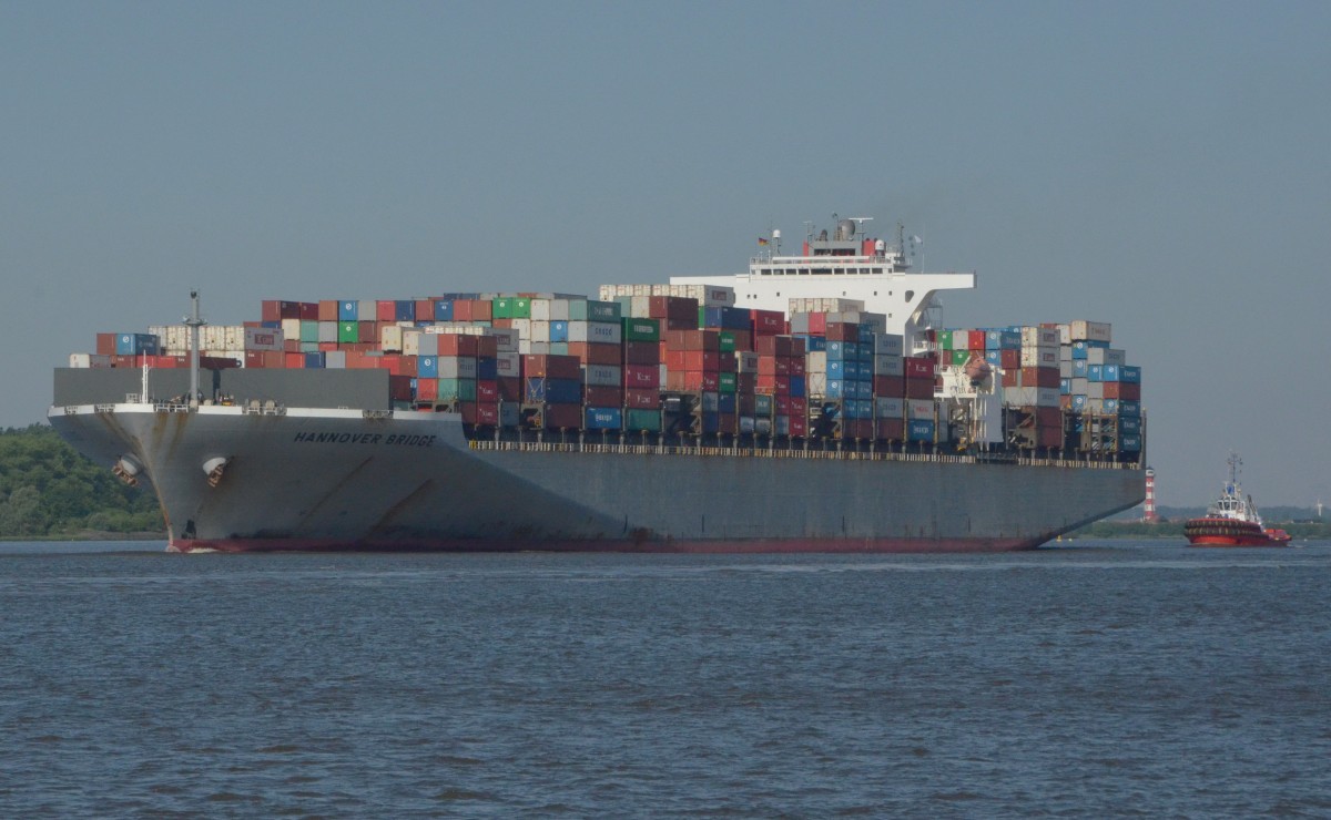 HANNOVER BRIDGE, ein Containerschiff  IMO: 9302138, bei Wedel am 06.06.2014 Richtung Hamburg.  Baujahr: 2006, TEU 8212, L; 336m, B;45,80m, T; 14,02m, Hinten mit Schlepper SD Dolphin verbunden.