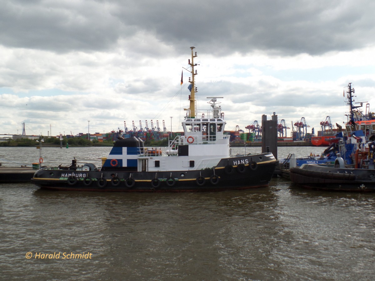 HANS (2)    (IMO 8111922) am 26.8.2014, Hamburg, Elbe, Schlepperponton Neumühlen  / 
Schottel-Schlepper / BRZ 192  / Lüa 26,16 m, B 8,84 m, Tg 4,4 m / 2 4-Takt-6Zyl.-Diesel,  ges. 1280 kW, 2 Schottel-Ruderpropeller, 11 kn, Pfahlzug 26 t / 1982 bei Mützelfeldtwerft, Cuxhaven / Reederei: Petersen&Alpers, HH, in Charter bei Neue Schleppdampfschiffsreederei Louis Meyer, HH, Flagge: D, Heimathafen: Hamburg /
