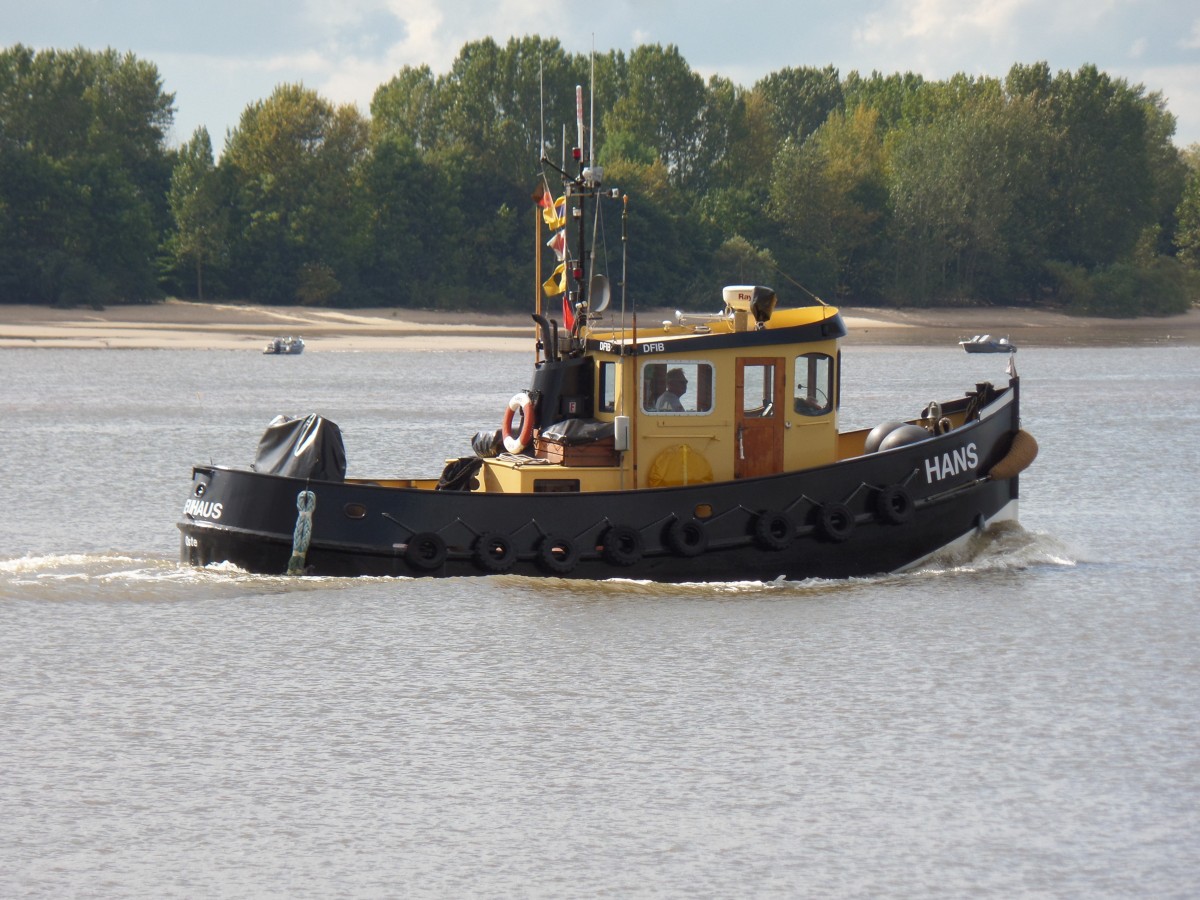 HANS am 11.9.2014, Elbe vor Wedel /
ehem. Schlepper / Lüa 9,5 m, B 3,5 m, Tg 1,4 m / 1 MB-Diesel, 95kW, 130 PS, 1 Propeller in Kortdüse / 1998 bei Bootswerft Neuhaus (Oste) / 2006 an Privat, 1. Nutzung als Sportfahrzeug auf Nord- und Ostsee, 2. nach wie vor für Arbeiten in Sportboothäfen  /
