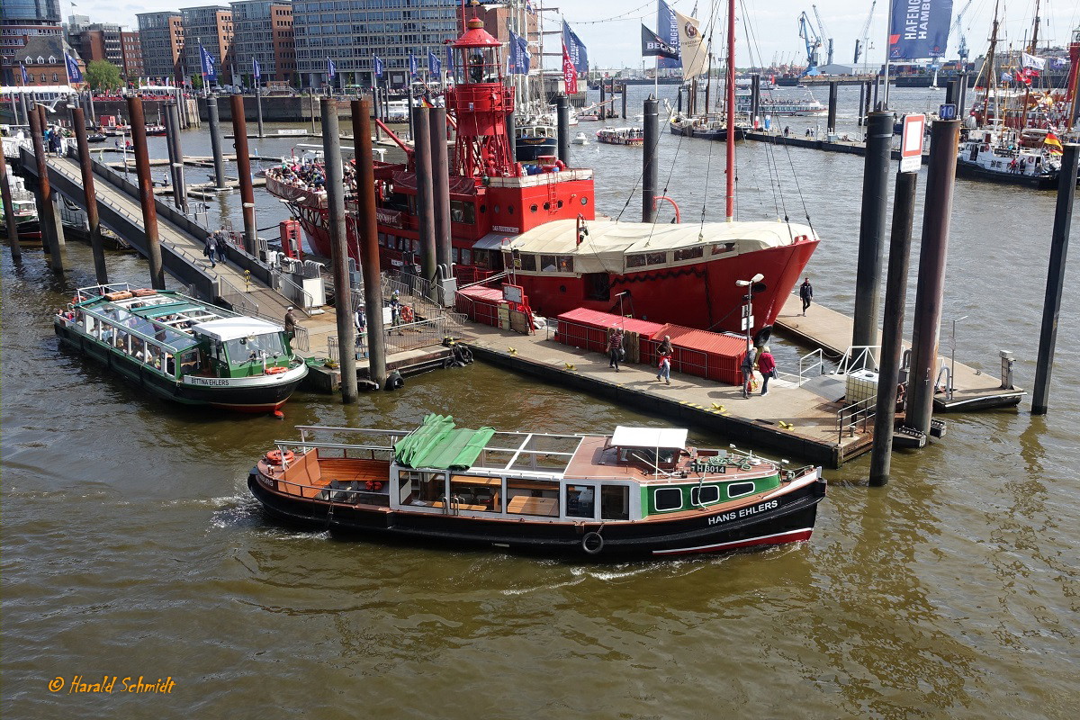 HANS EHLERS (H 3014) am 11.5.2019 (Hafengeburtstag), Hamburg, Elbe, am Ehlers-Ponton im Niedernhafen /

ex EDWIN 2 (H 17068), WILLY /

Rundfahrt-Barkasse / Lüa 15,43 m, B 3,92 m, Tg  m / 60 Pass. / 1 Diesel, 85 kW (116 PS) / zugelassen für 50 Personen / gebaut 1939 bei H.Wulf, HH-Rothenburgsort , Umbau 2010 nach EU-Sinksicherheitsvorschrift bei Feltz-Werft, HH-Finkenwerder  / Eigner: Barkassen-Centrale Ehlers GmbH /  
