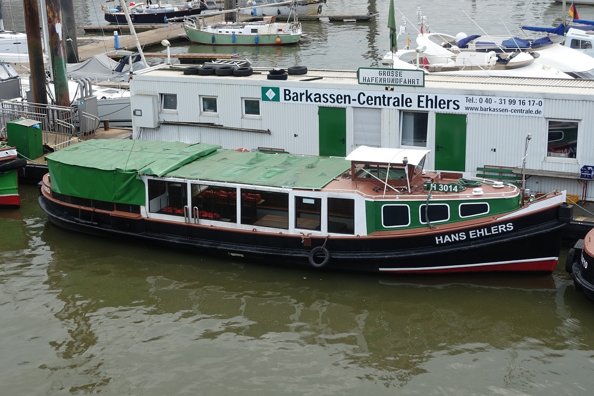 HANS EHLERS (H 3014) am 13.10.2019, Hamburg, Elbe, am Ehlers-Ponton im Niedernhafen /

ex EDWIN 2 (H 17068), WILLY /

Rundfahrt-Barkasse / Lüa 15,43 m, B 3,92 m, Tg  m / 60 Pass. / 1 Diesel, 85 kW (116 PS) / zugelassen für 50 Personen / gebaut 1939 bei H.Wulf, HH-Rothenburgsort , Umbau 2010 nach EU-Sinksicherheitsvorschrift bei Feltz-Werft, HH-Finkenwerder  / Eigner: Barkassen-Centrale Ehlers GmbH /  
