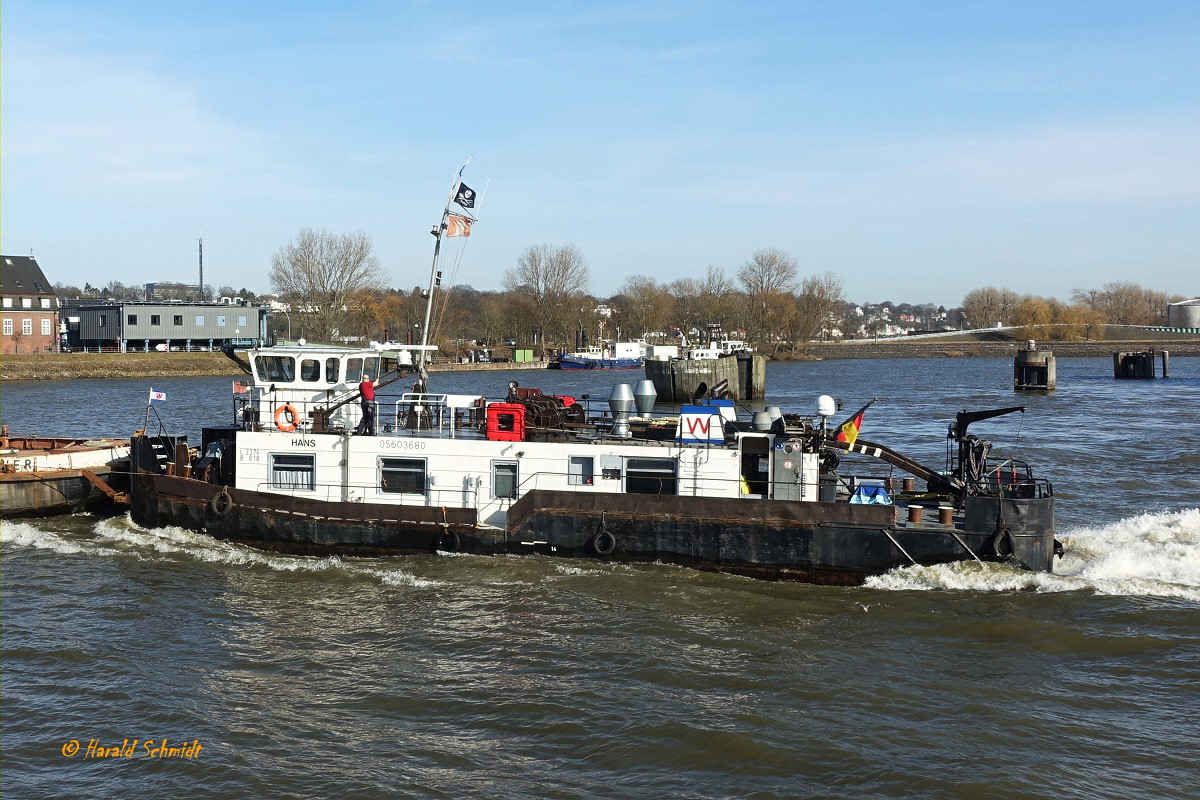 HANS (ENI 05603680) am 22.2.2021 Hamburg, Elbe, im Köhlfleet  / 
Ex Namen: SCH 2701, ARKONA, HANS seit 02.2019 /
Schubschiff / DDR Typ 27 / Lüa 23,74 m, B 8,18 m, Tg 1,09 m / 2 Deutz-Diesel, ges. 574 kW (780 PS) / gebaut: 1971 bei VEB Yachtwerft Berlin / Flagge: Deutschland, Heimathafen: Hamburg /
