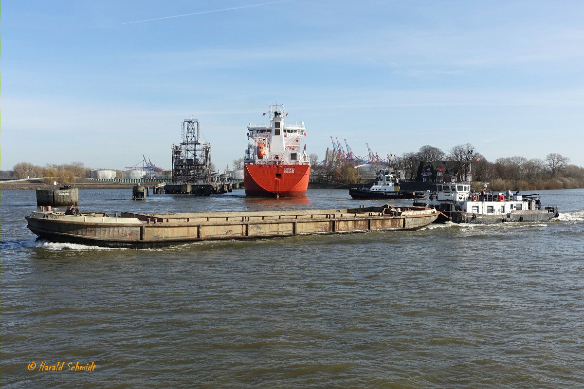 HANS (ENI 05603680) mit Spülschute AR-430 (Arnold Ritscher) am 22.2.2021 Hamburg, Elbe, im Köhlfleet  /
Ex Namen: SCH 2701, ARKONA, HANS seit 02.2019 /
Schubschiff / DDR Typ 27 / Lüa 23,74 m, B 8,18 m, Tg 1,09 m / 2 Deutz-Diesel, ges. 574 kW (780 PS) / gebaut: 1971 bei VEB Yachtwerft Berlin / Flagge: Deutschland, Heimathafen: Hamburg /
