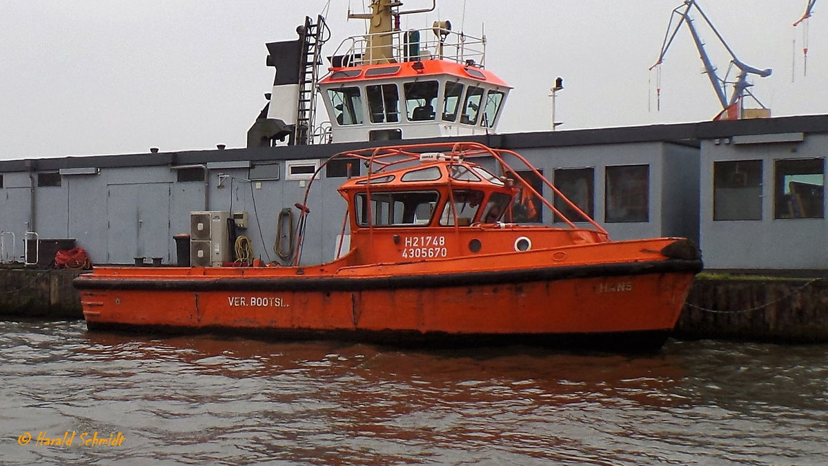 HANS (ENI 4305670) am 16.7.2017, Hamburg, Elbe Innenkannte Schlepperponton St. Pauli  /
Festmacherboot / Verdrängung 16,3 t / 1 Diesel, MAN 177 PS, 9 kn, Pfahlzug 1,8 t, / gebaut 1988 bei Hans Boost, Trier /  Eigner: Vereinigte Bootsleute Schiffsbefestigung GmbH (VBL)
