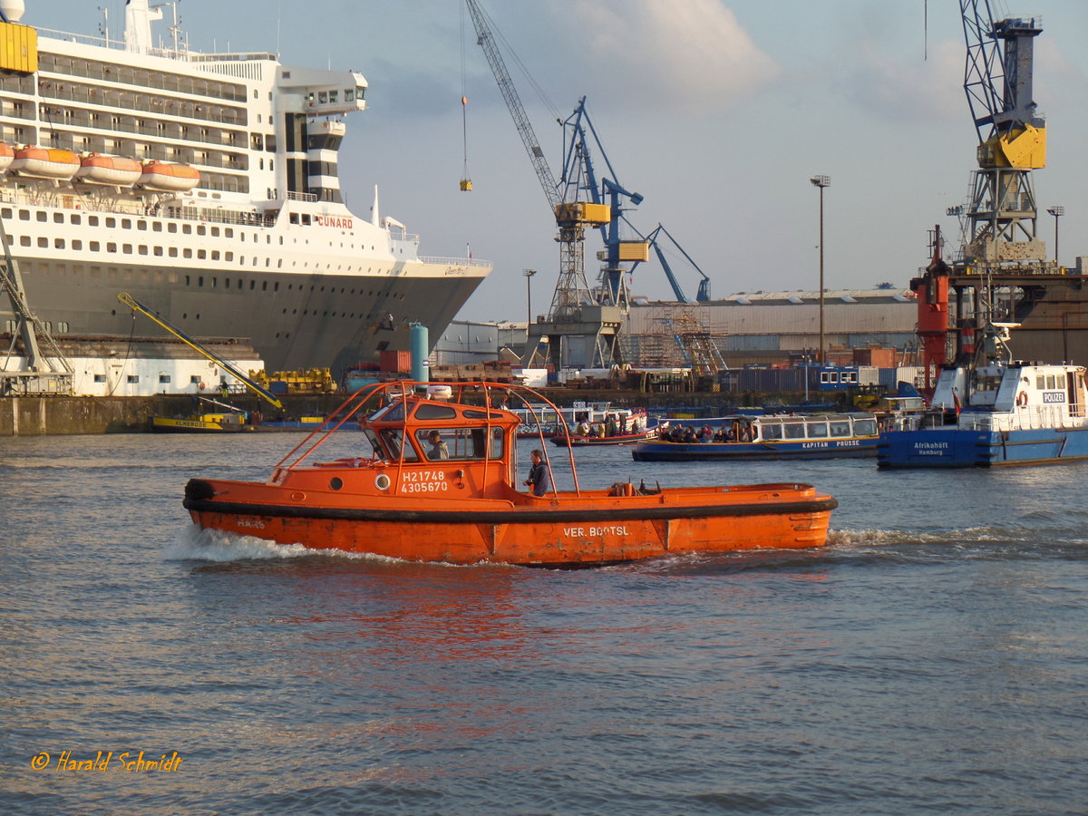 HANS (ENI 4305670) am 27.5.2016, Hamburg, Elbe vor den Landungsbrücken /
Festmacherboot / Verdrängung 16,3 t / 1 Diesel, MAN 177 PS, 9 kn, Pfahlzug 1,8 t, / gebaut 1988 bei Hans Boost, Trier /  Eigner: Vereinigten Bootsleute Schiffsbefestigung GmbH (VBL)
