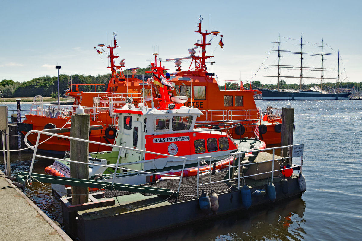 HANS INGWERSEN der DGzRS und Lotsenversetzboote warten im Hafen von Lübeck-Travemünde auf den nächsten Einsatz. Im Hintergrund die Viermastbark PASSAT. Aufnahme vom 09.07.2017