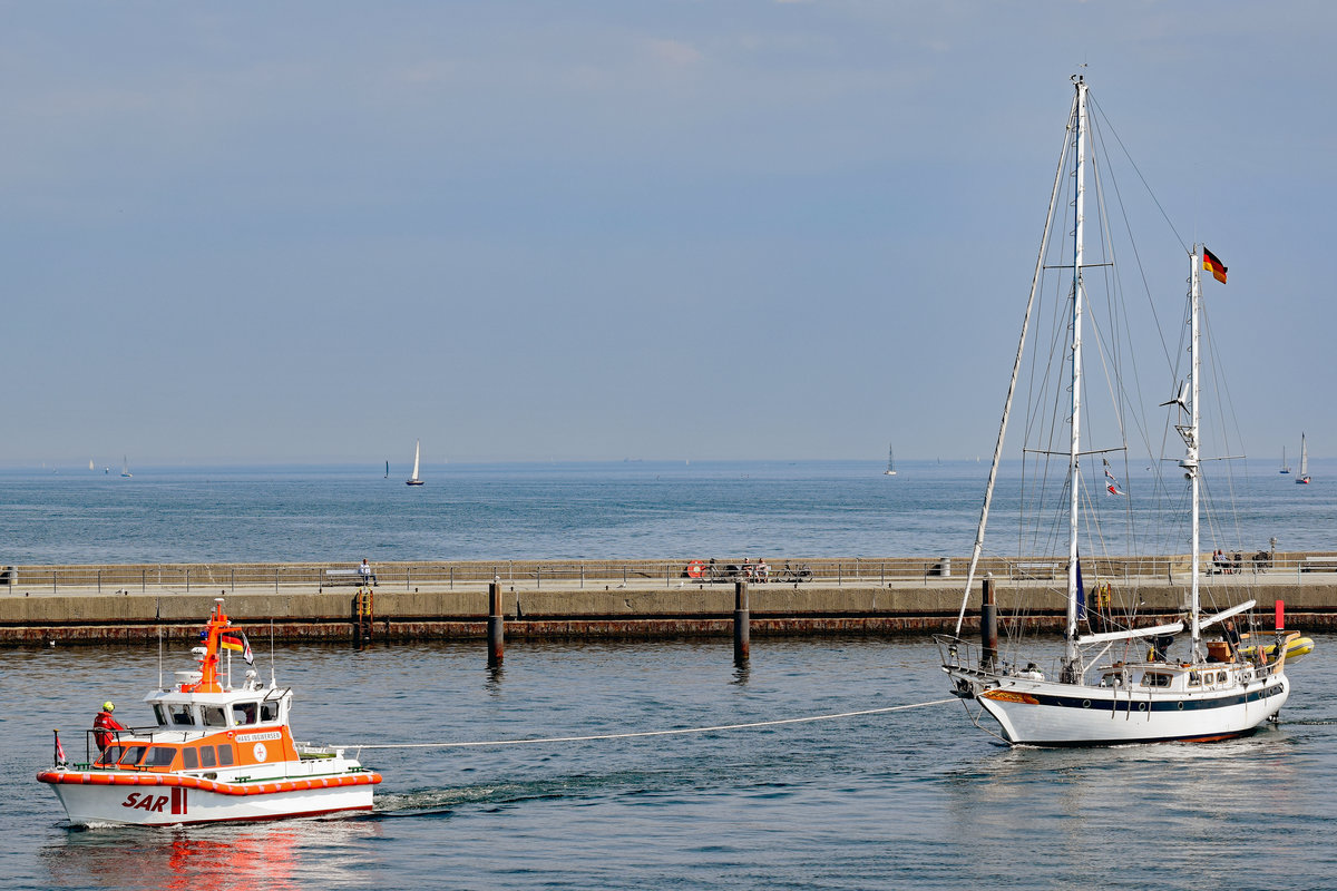 HANS INGWERSEN hat S.Y. ALAYA im Schlepp. Lübeck-Travemünde, 10.5.2018