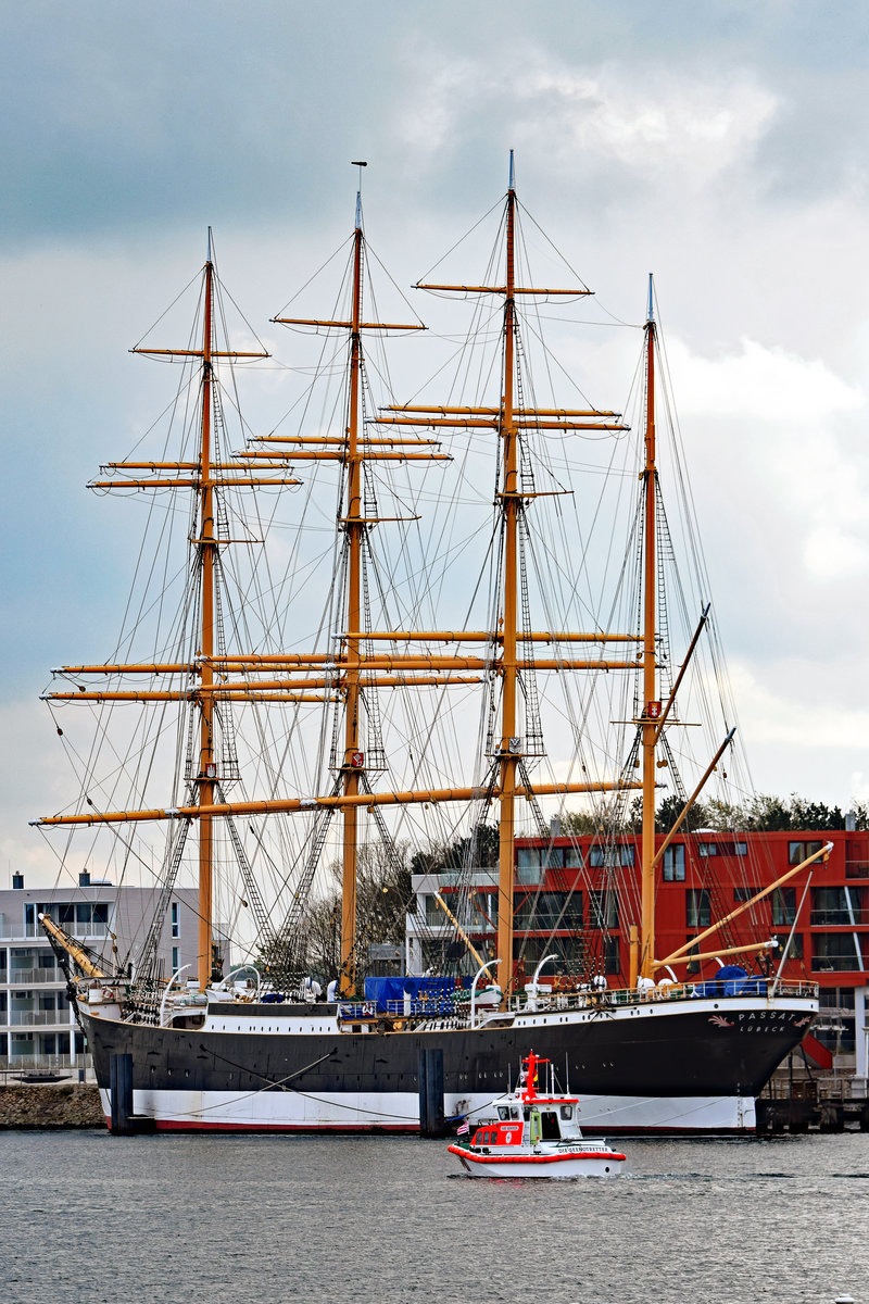  Hans Ingwersen  - hier am 1.5.2020 unweit der Viermastbark PASSAT im Hafen von Lübeck-Travemünde - ist von ihrer gut viermonatigen turnusgemäßen Generalüberholung auf der Hornwerft in Wolgast nach Travemünde zurückgekehrt. Neben den etwa alle drei Jahre anstehenden üblichen Arbeiten – umfassende Inspektion der Maschine, neue Lackierung etc. – hat das im Jahr 2000 in Dienst gestellte Seenotrettungsboot unter anderem eine neue elektronische Seekarte, LED-Positionslaternen und neue Seefunkgeräte erhalten. Im Herbst wird die  Hans Ingwersen  durch den bereits im Bau befindlichen Neubau mit der DGzRS-internen Registriernummer SRB 80 abgelöst.  Hans Ingwersen  wird künftig dann als Springer ohne feste Station zum Einsatz kommen und andere Seenotrettungsboote auf Nord- und Ostsee bei Bedarf vertreten.