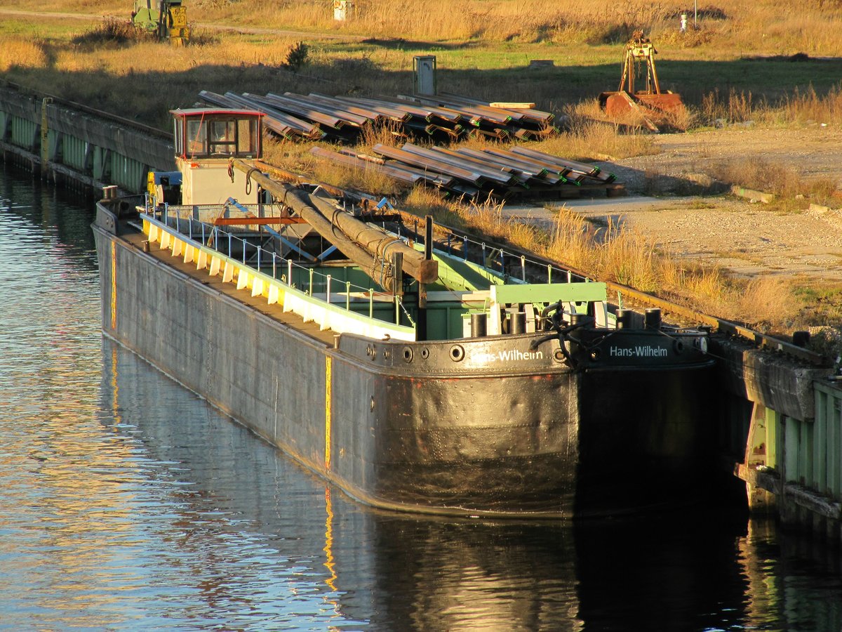 Hans-Wilhelm (5608390 , 41,02 x 5,03m) lag am 29.11.2016 am ehemaligen Spandauer Südhafen. 