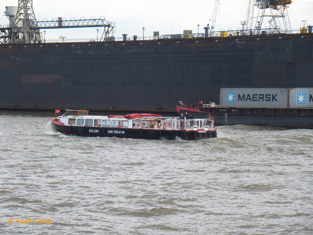 HANSA (ENI 05100930) am 16.8.2016, Hamburg, Elbe, vor Blohm + Voss /
Barkasse / Lüa 17,65 m, B 3,72 m, Tg 1,36 m / 70 Pass. / 1 Diesel 138 kW, 188 PS / gebaut 1964 bei Grube, HH-Oortkaten / Eigner: Barkassenbetrieb Bülow / 2015 Grundüberholung + Vergrößerung, neu: Lüa 23 m, B 5 m, Tg 1,5 m /
