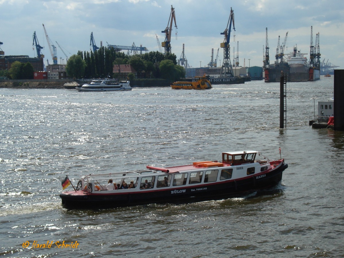 HANSA (ENI 05100930) am 27.5.2009, Hamburg, Elbe, bei den Landungsbrücken  /
Barkasse / Lüa 17,65 m, B 3,72 m, Tg 1,36 m / 70 Pass. / 1 Diesel 138 kW, 188 PS / gebaut 1964 bei Grube, HH-Oortkaaten /

