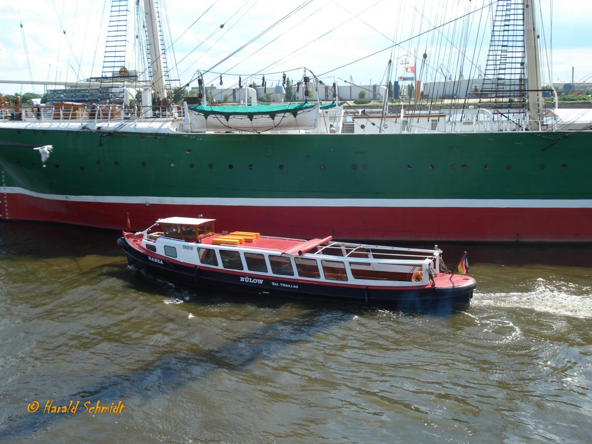 HANSA (ENI 05100930) am 27.5.2009, Hamburg, Elbe, bei den Landungsbrücken  /
Barkasse / Lüa 17,65 m, B 3,72 m, Tg 1,36 m / 70 Pass. / 1 Diesel 138 kW, 188 PS / gebaut 1964 bei Grube, HH-Oortkaaten /
