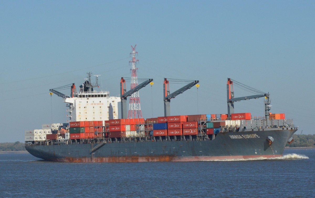 ,,Hansa Europe`` Containerschiff. Heimathafen Hamburg.  An der Elbe bei Grnendeich Richtung HH am 11.10.15.. Baujahr: 2012, Lnge: 240.00 m, Breite: 32.00 m, Tiefgang: 10.50 m Container: 3649 TEU,  IMO: 9459412,  22.00 kn