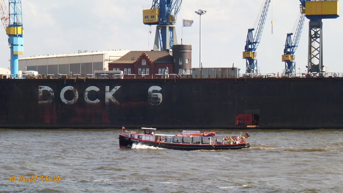 HANSA II (H3080) am 20.7.2014, Hamburg, Elbe Höhe Blohm+Voss, Dock 6 /
fleetgängige Barkasse / Lüa 15,44 m, B 3,34 m, Tg 0,85 m / 96 kW, 131 PS / max. 51 Pass. / 1918 bei v. Schlüter, Ütersen / Eigner: Barkassenbetrieb Bülow GmbH /
