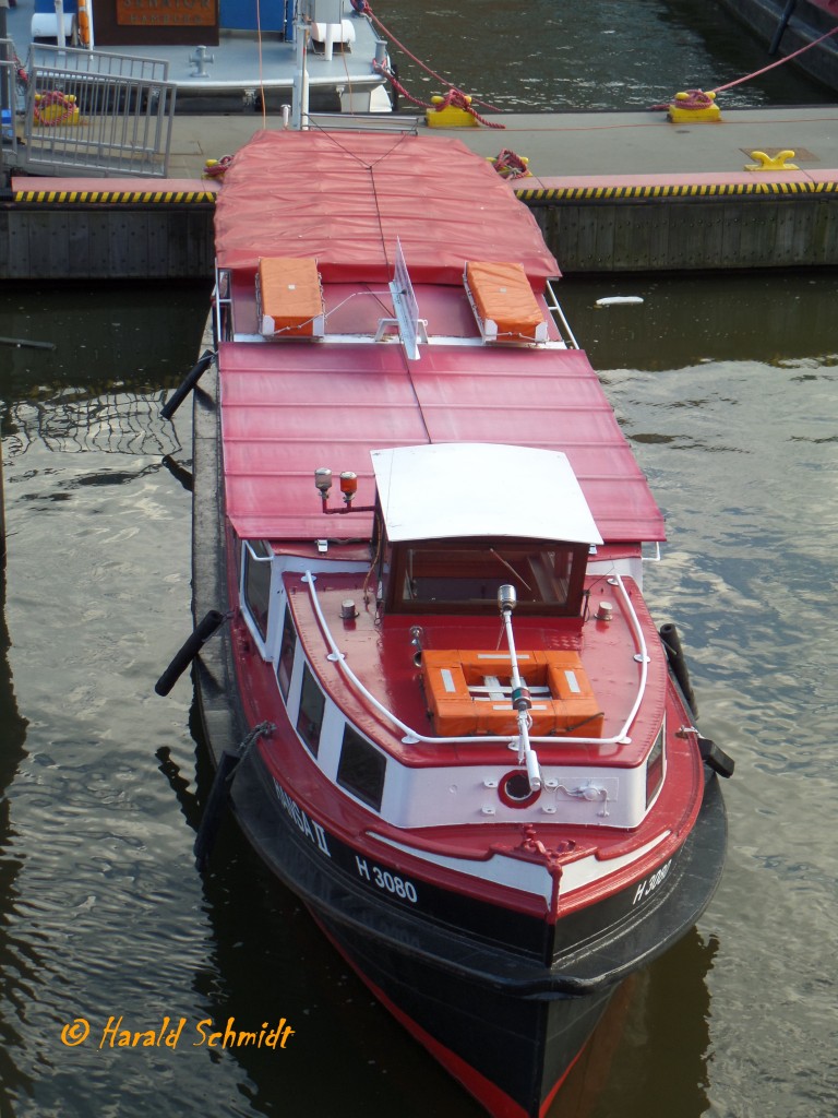 HANSA II (H3080) am 9.9.2015, Hamburg, Elbe, Liegeplatz Binnenhafen /


fleetgängige Barkasse / Lüa 15,44 m, B 3,34 m, Tg 0,85 m / 96 kW, 131 PS / max. 51 Pass. / 1918 bei v. Schlüter, Ütersen / Eigner: Barkassenbetrieb Bülow GmbH /
