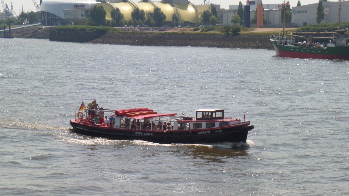 HANSA III (H 3488) am 4.7.2015, Hamburg, Elbe, Höhe Blohm + Voss /

Barkasse / Lüa 19,85 m, B 4,58 m, Tg 1,57 m / 1 Diesel, 136 kW, 185 PS / max. 86 Fahrg. / 1942 bei Albert Bonne, Hamburg / 2004 grundlegend renoviert, neue Aufbauten / Eigner: Barkassenbetrieb Bülow GmbH /
