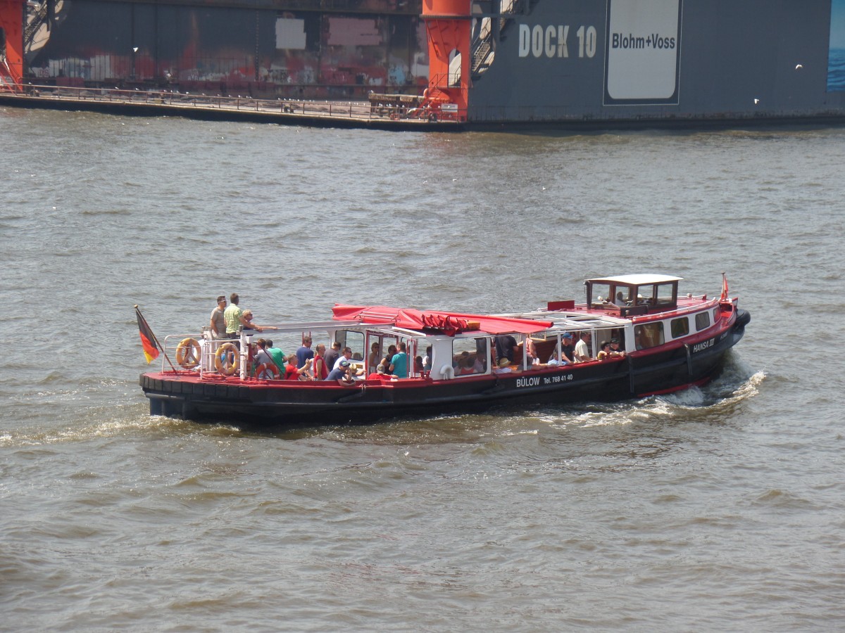 HANSA III (H 3488) am 4.7.2015, Hamburg, Elbe, Höhe Blohm + Voss /

Barkasse / Lüa 19,85 m, B 4,58 m, Tg 1,57 m / 1 Diesel, 136 kW, 185 PS / max. 86 Fahrg. / 1942 bei Albert Bonne, Hamburg / 2004 grundlegend renoviert, neue Aufbauten / Eigner: Barkassenbetrieb Bülow GmbH /
